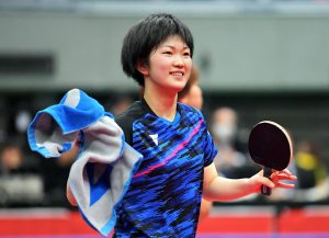 OSAKA, JAPAN - JANUARY 19: Miyuu Kihara celebrates winning the Women's Singles quarter final against Hitomi Sato in the Men's Singles Quarter final against Maharu Yoshimura on day six of the All Japan Table Tennis Championships at Maruzen Intec Arena Osaka on January 19, 2019 in Osaka, Japan. (Photo by The Asahi Shimbun/The Asahi Shimbun via Getty Images) بازیکنی که با رویه ویکتاس V22 بازی می کند.